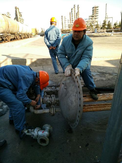 重油三班配合隆惠检查清理换热器，保障装置高效运行